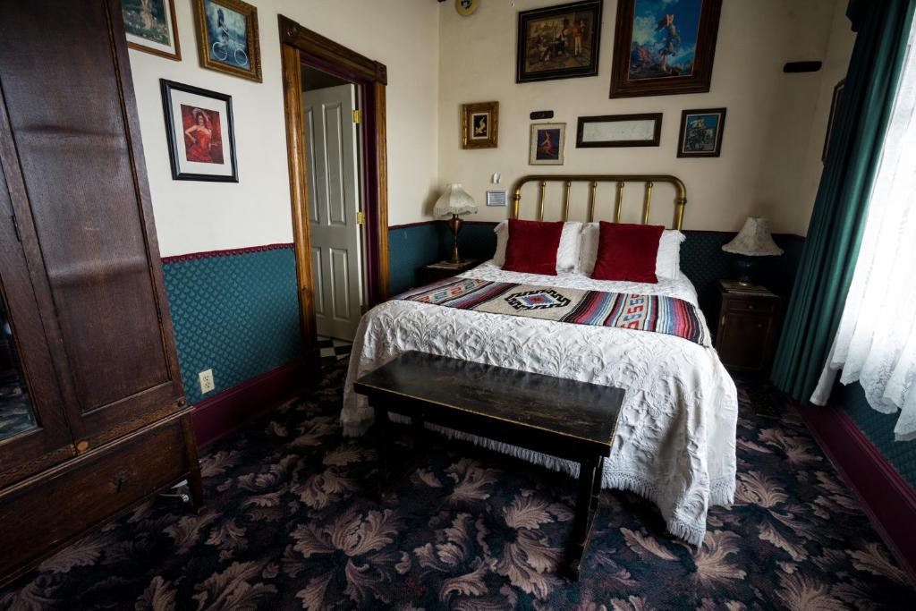 Red Garter Inn image 25
